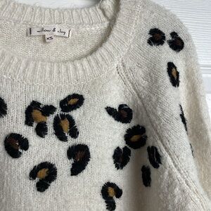 Willow & Clay Leopard Sweater XS Animal Print Cream Crew Long Sleeve